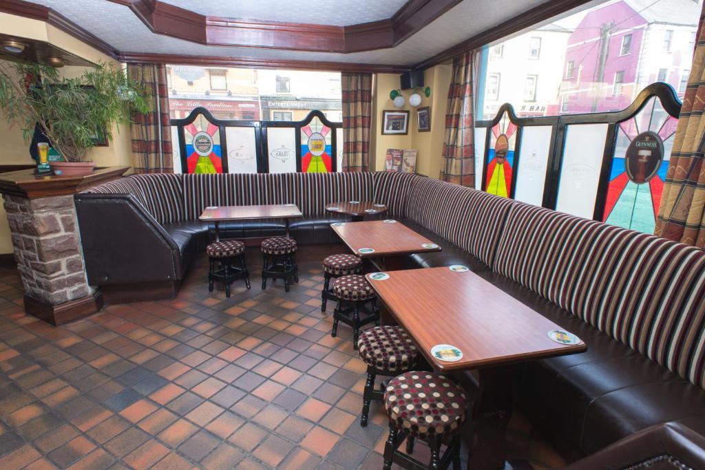 Larkin'S Pub, Restaurant, And B&B Milltown  Exteriör bild